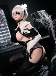 Cosplay B dâm lồn quỳ phơi vú mông to