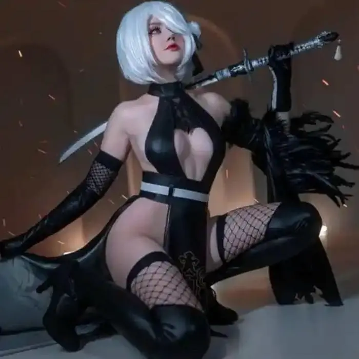 Cosplay B vú khủng quỳ xòe lộ bím cầm kiếm Cosplay B vú khủng quỳ xòe lộ bím cầm kiếm