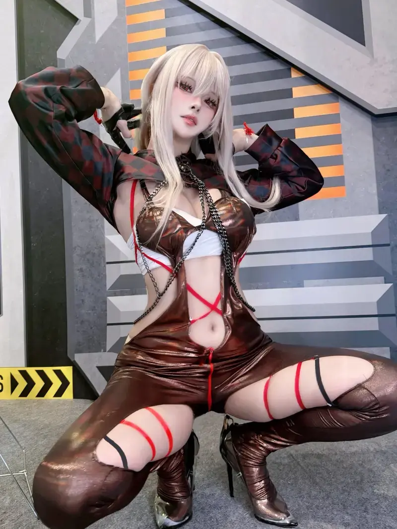 Cosplay anime lồn hở ngồi dạng cầm súng Cosplay anime lồn hở ngồi dạng cầm súng