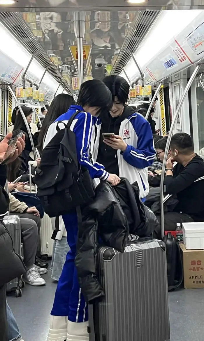 Cosplay biến hình độc đáo trên tàu điện trang phục ấn tượng Cosplay biến hình độc đáo trên tàu điện trang phục ấn tượng