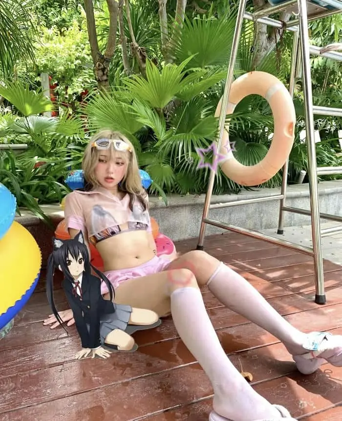 Cosplay bikini gợi cảm bên bể bơi với mô hình nhân vật hoạt hình Cosplay bikini gợi cảm bên bể bơi với mô hình nhân vật hoạt hình