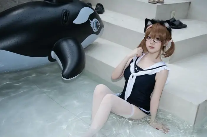 Cosplay bikini gợi cảm bên hồ bơi với phao cá voi đáng yêu Cosplay bikini gợi cảm bên hồ bơi với phao cá voi đáng yêu