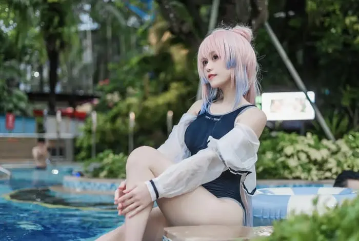 Cosplay bikini gợi cảm bên hồ bơi xanh mát với trang phục tắm quyến rũ Cosplay bikini gợi cảm bên hồ bơi xanh mát với trang phục tắm quyến rũ