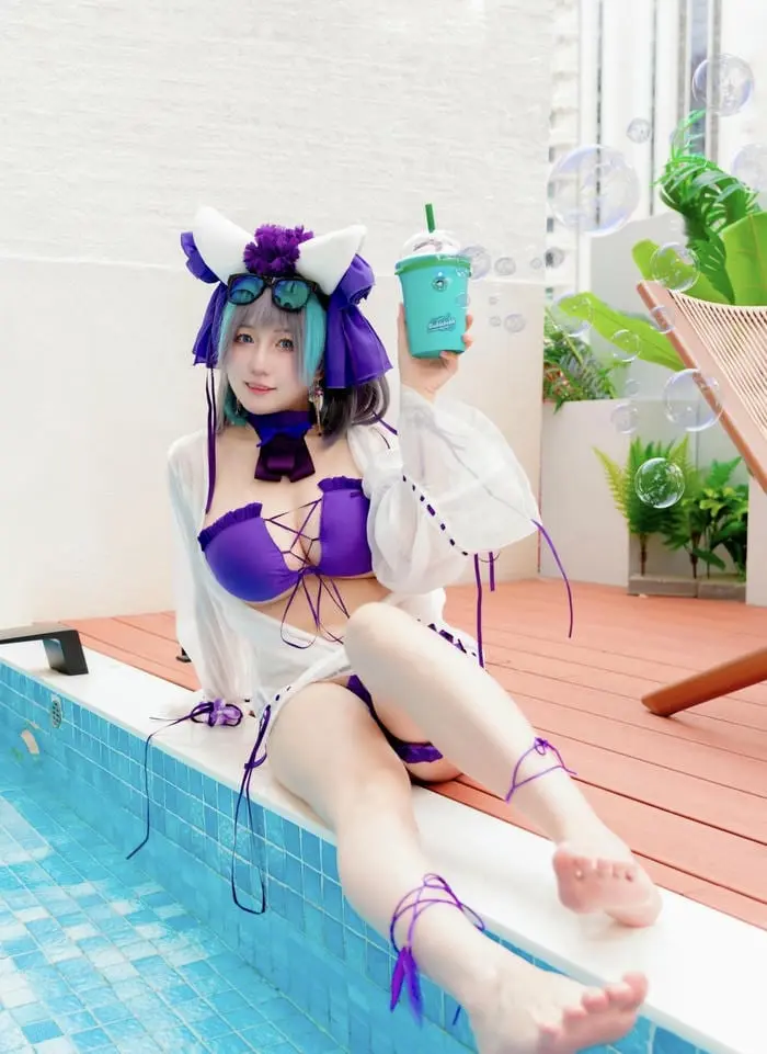 Cosplay bikini gợi cảm trang phục tắm quyến rũ bên hồ bơi xanh mát Cosplay bikini gợi cảm trang phục tắm quyến rũ bên hồ bơi xanh mát