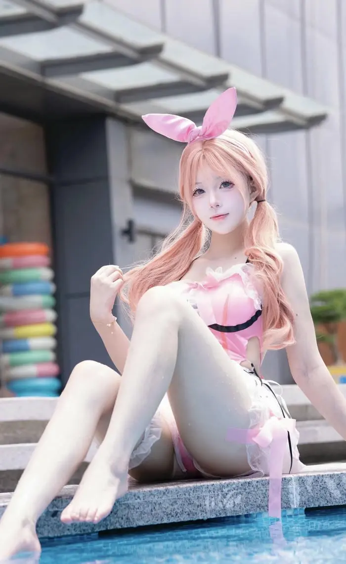 Cosplay bikini gợi cảm với tạo hình thỏ đáng yêu bên hồ bơi Cosplay bikini gợi cảm với tạo hình thỏ đáng yêu bên hồ bơi