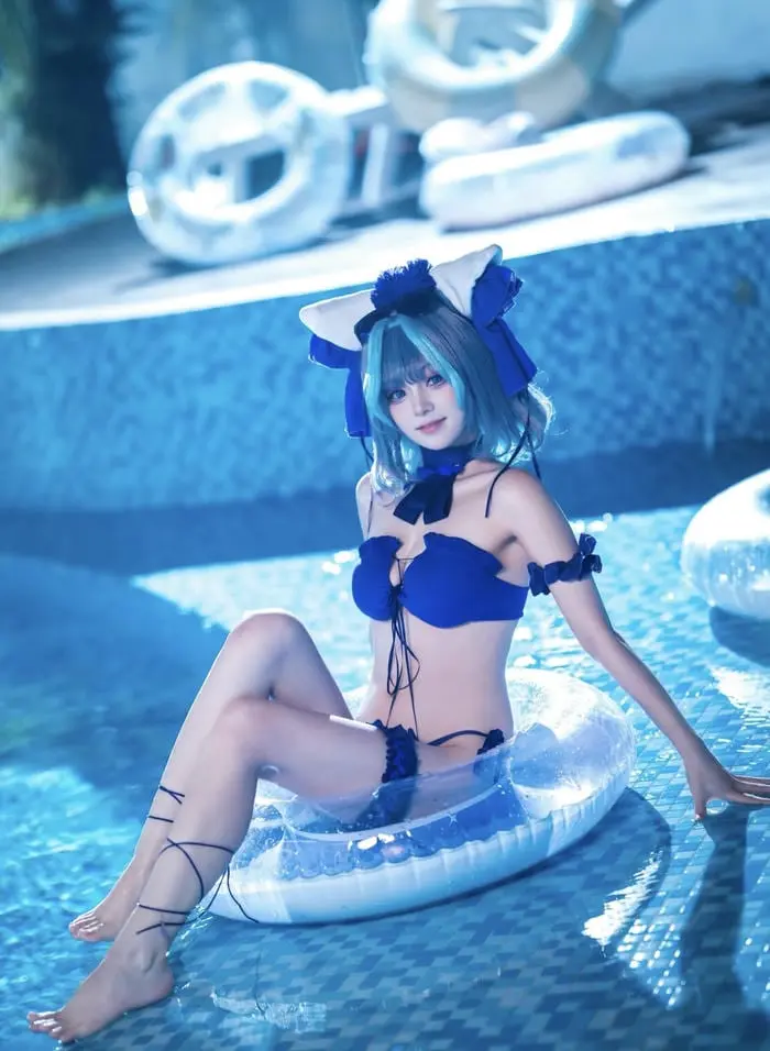 Cosplay bikini quyến rũ nàng tiên cá xinh đẹp tạo dáng hồ bơi Cosplay bikini quyến rũ nàng tiên cá xinh đẹp tạo dáng hồ bơi