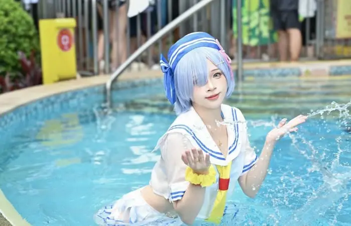 Cosplay bikini quyến rũ với nhân vật anime nổi tiếng rem trong hồ bơi Cosplay bikini quyến rũ với nhân vật anime nổi tiếng rem trong hồ bơi
