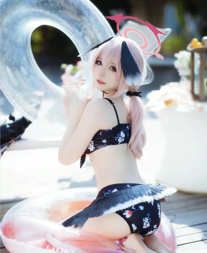 Cosplay bikini quyến rũ với trang phục tắm hai mảnh tinh tế Cosplay bikini quyến rũ với trang phục tắm hai mảnh tinh tế