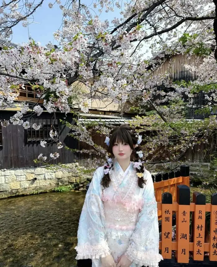 Cosplay cute dịu dàng với kimono dưới tán hoa anh đào tươi tắn Cosplay cute dịu dàng với kimono dưới tán hoa anh đào tươi tắn