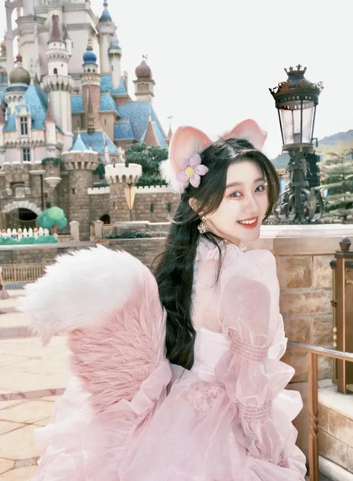 Cosplay cute nàng công chúa đáng yêu trước lâu đài cổ tích Cosplay cute nàng công chúa đáng yêu trước lâu đài cổ tích