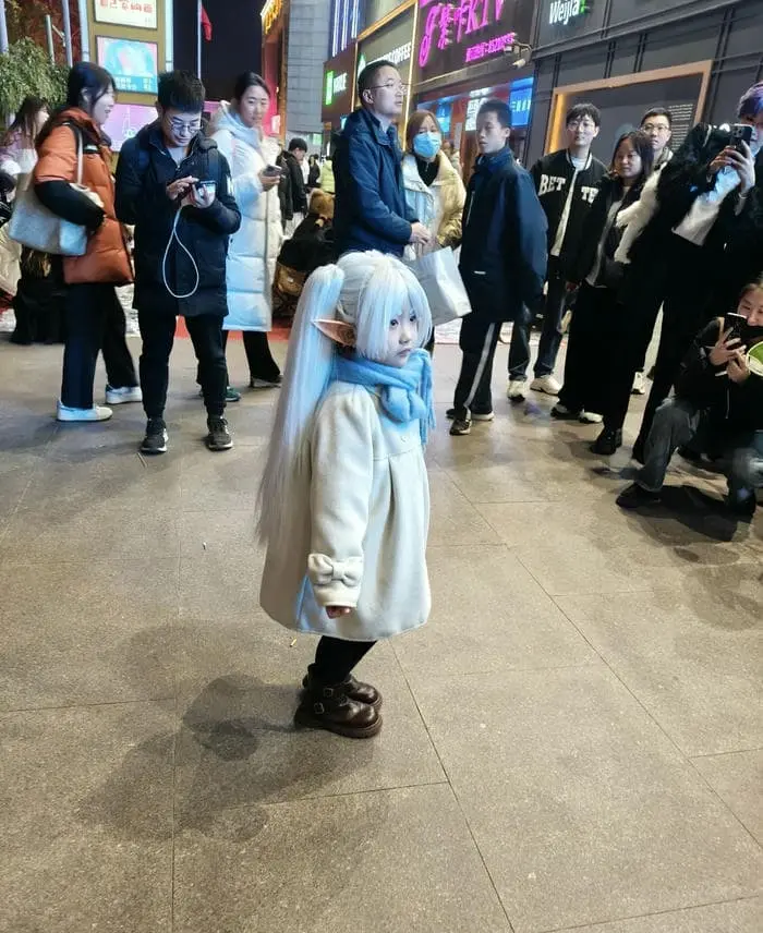 Cosplay dễ thương tiểu tiên xinh xắn giữa phố đông náo nhiệt Cosplay dễ thương tiểu tiên xinh xắn giữa phố đông náo nhiệt