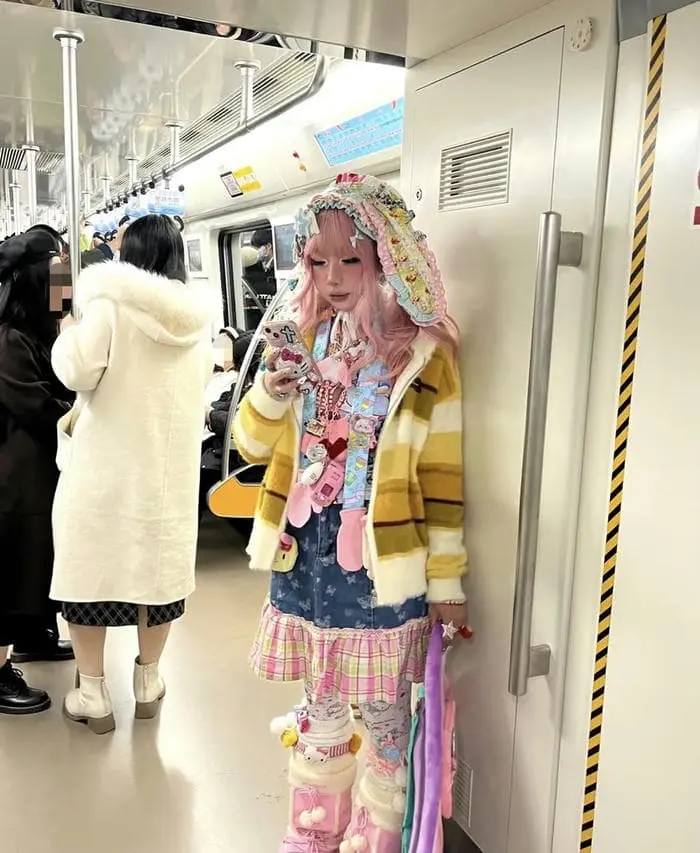 Cosplay dễ thương trên tàu điện phong cách kawaii đáng yêu Cosplay dễ thương trên tàu điện phong cách kawaii đáng yêu