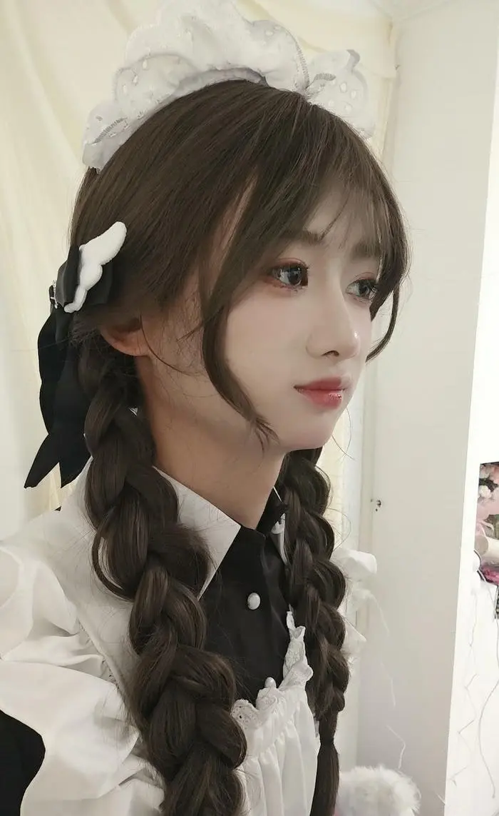 Cosplay hầu gái xinh đẹp dịu dàng với tóc xoăn bím quyến rũ Cosplay hầu gái xinh đẹp dịu dàng với tóc xoăn bím quyến rũ