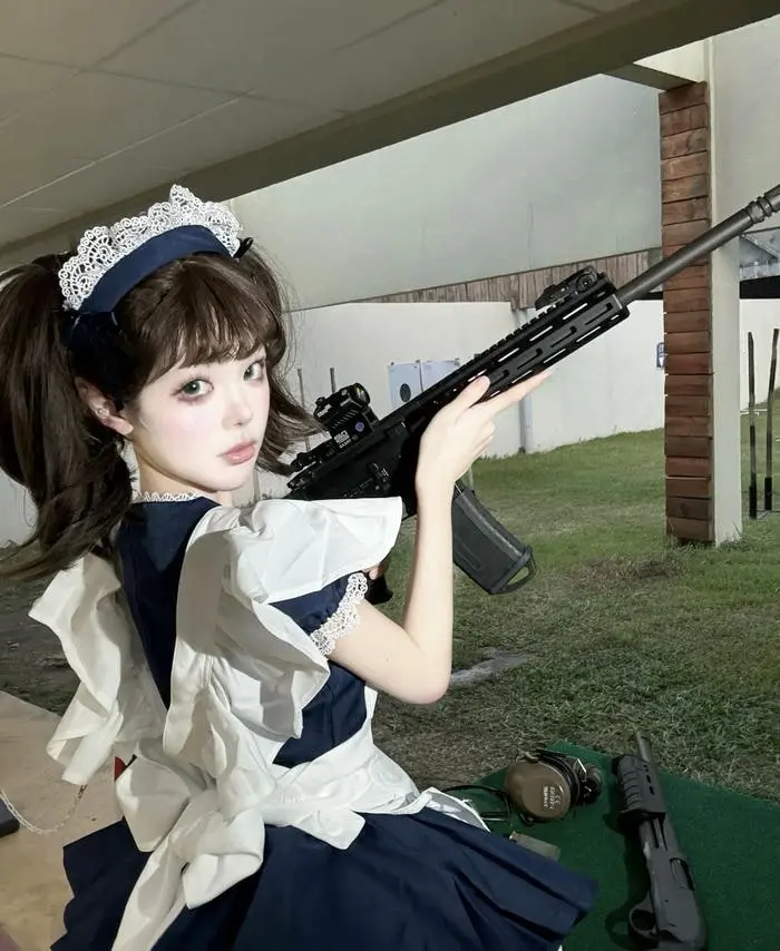 Cosplay hầu gái xinh đẹp vẻ đẹp maid quyến rũ với súng Cosplay hầu gái xinh đẹp vẻ đẹp maid quyến rũ với súng