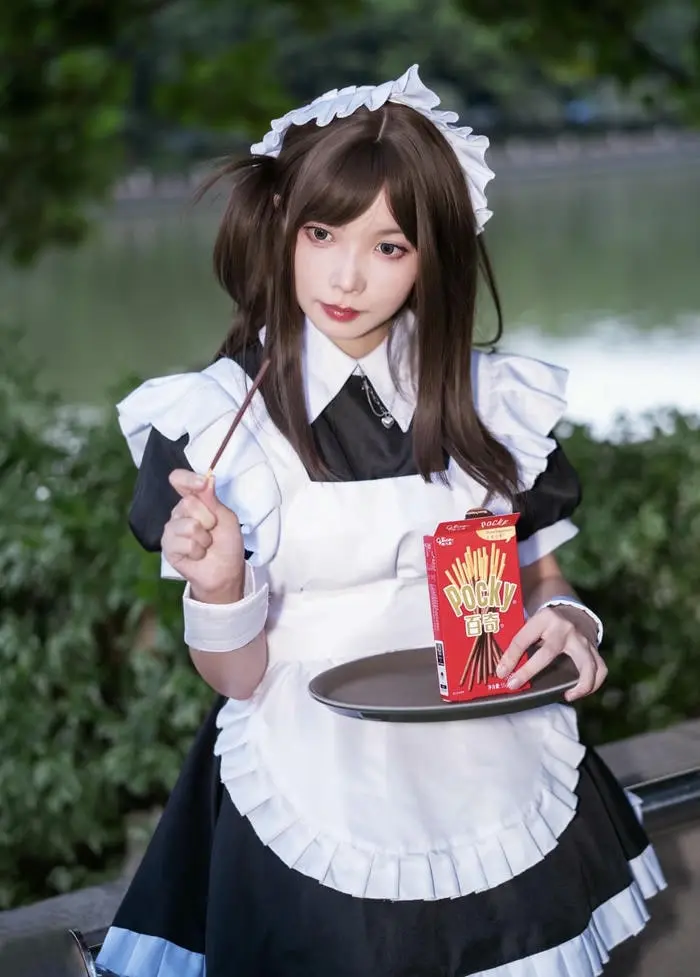 Cosplay hầu gái xinh đẹp với pocky ngọt ngào quyến rũ Cosplay hầu gái xinh đẹp với pocky ngọt ngào quyến rũ