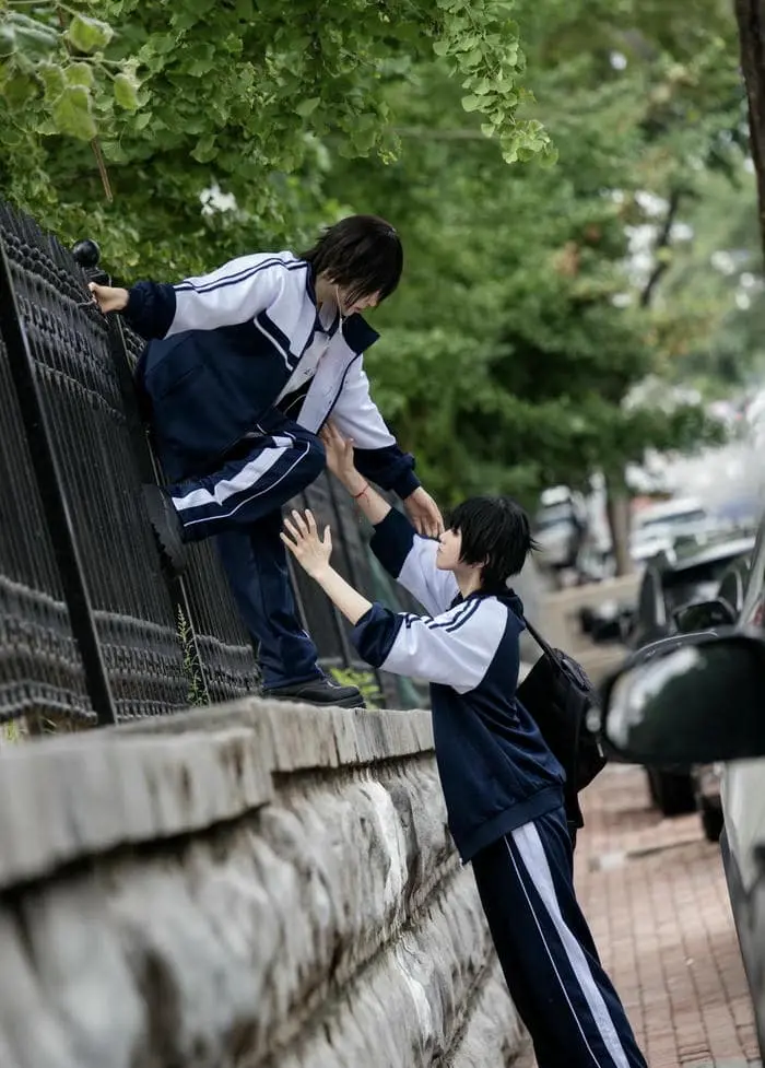 Cosplay học sinh hỗ trợ nhau qua hàng rào tạo hình ấn tượng Cosplay học sinh hỗ trợ nhau qua hàng rào tạo hình ấn tượng