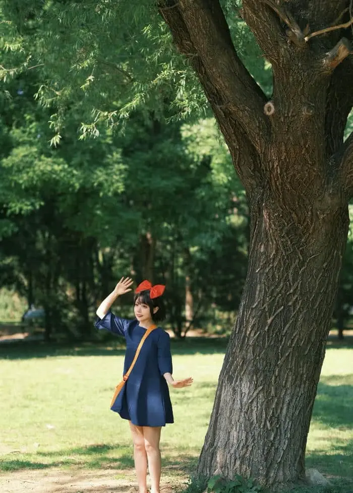 Cosplay kì lạ cô gái xinh đáng yêu dưới bóng cây Cosplay kì lạ cô gái xinh đáng yêu dưới bóng cây