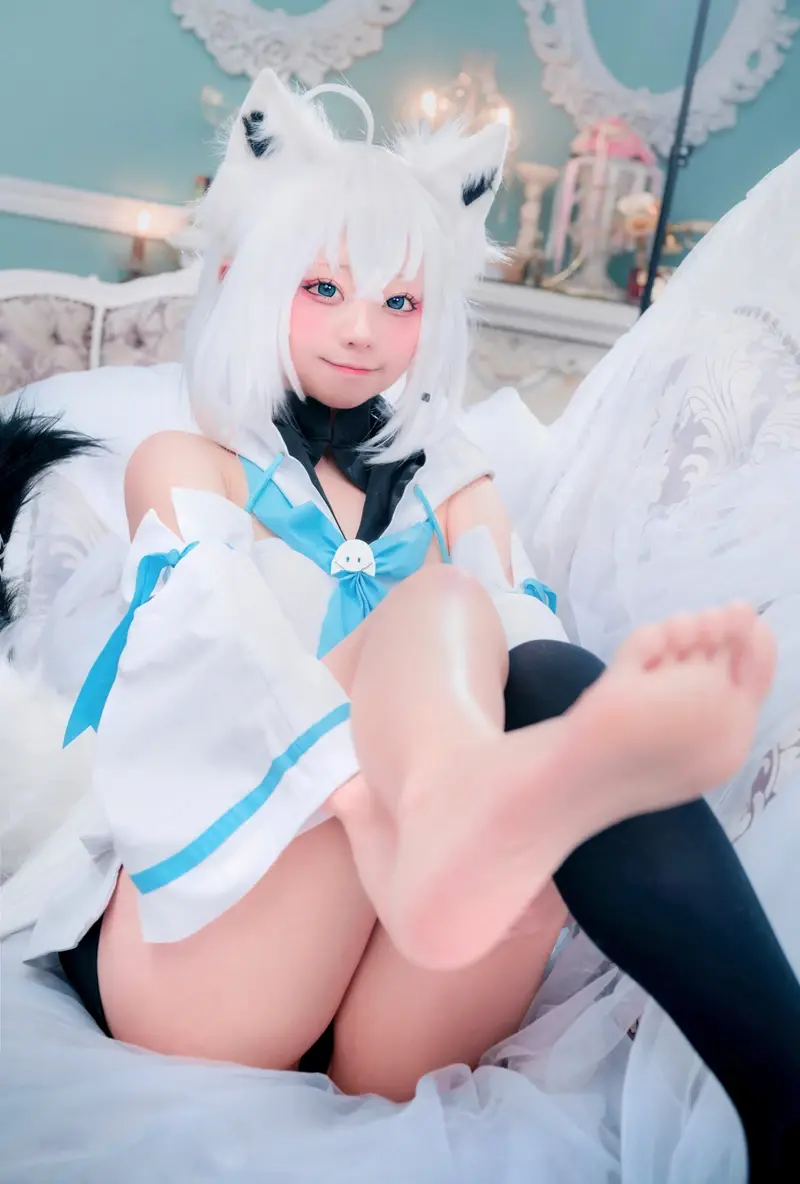 Cosplay mèo trắng lồn hồng giơ chân mời đụ Cosplay mèo trắng lồn hồng giơ chân mời đụ