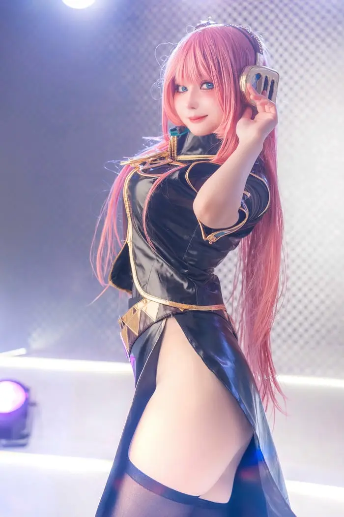 Cosplay miku vú bự dâm đãng lộ thịt Cosplay miku vú bự dâm đãng lộ thịt