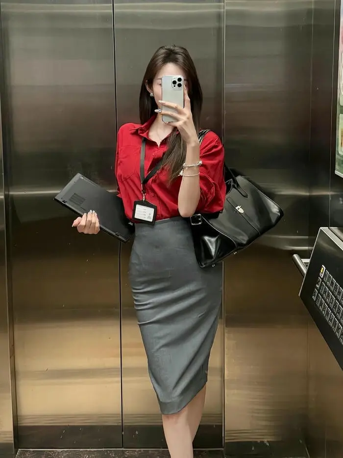 Cosplay thư kí gợi cảm diện mạo chuyên nghiệp quyến rũ trong thang máy Cosplay thư kí gợi cảm diện mạo chuyên nghiệp quyến rũ trong thang máy