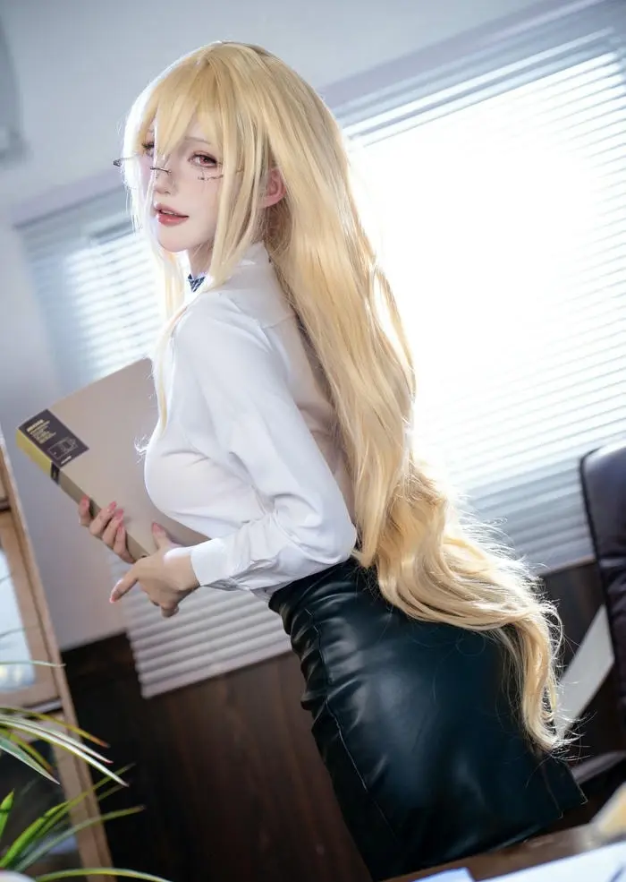 Cosplay thư kí gợi cảm diện mạo quyến rũ và phong thái chuyên nghiệp Cosplay thư kí gợi cảm diện mạo quyến rũ và phong thái chuyên nghiệp