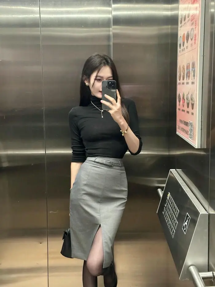 Cosplay thư kí gợi cảm trong thang máy diện mạo quyến rũ tinh tế Cosplay thư kí gợi cảm trong thang máy diện mạo quyến rũ tinh tế