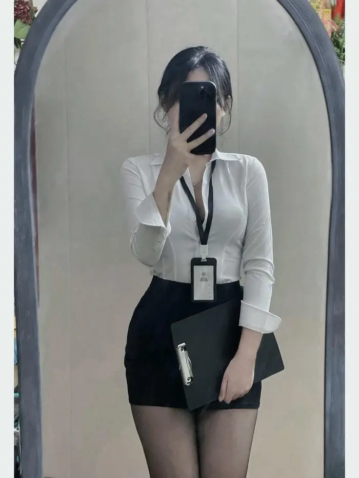 Cosplay thư kí quyến rũ diện mạo gợi cảm trong trang phục công sở Cosplay thư kí quyến rũ diện mạo gợi cảm trong trang phục công sở