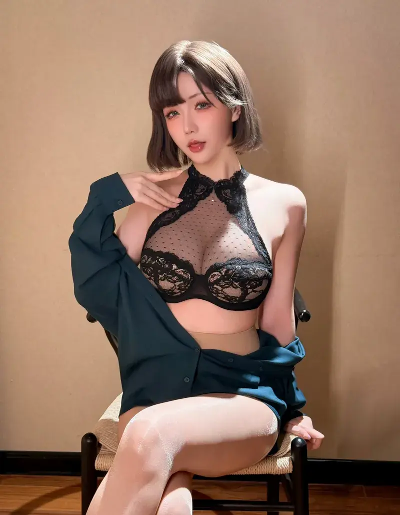 Dâm nữ cosplay ren đen vú bự dạng lồn Dâm nữ cosplay ren đen vú bự dạng lồn