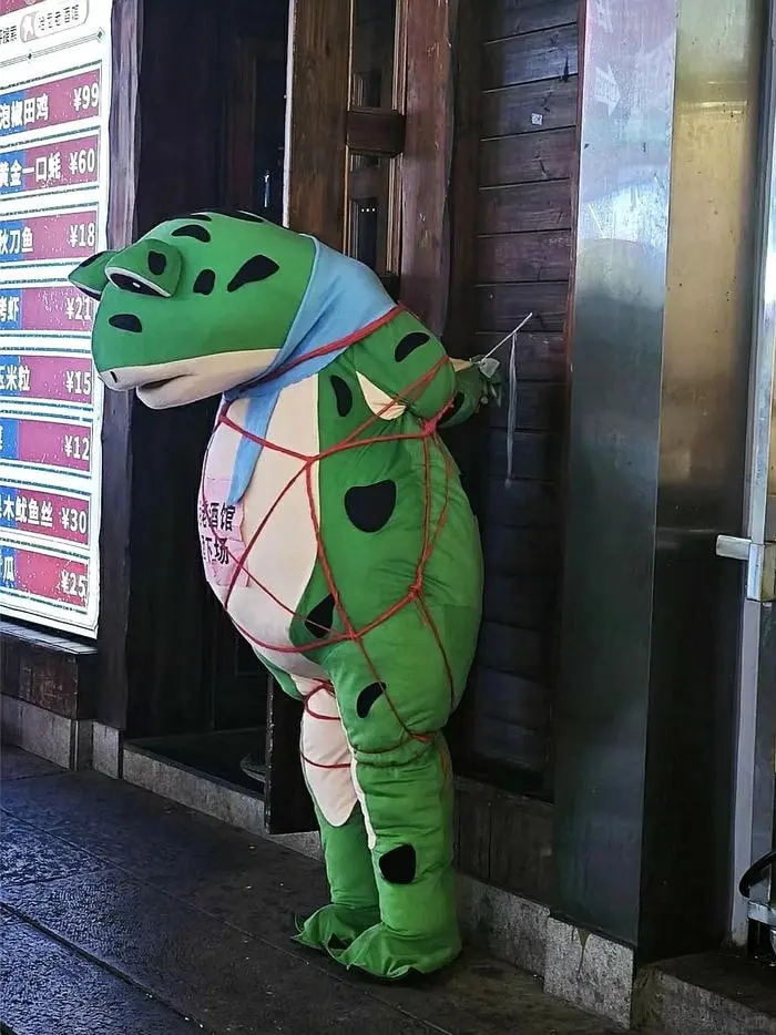 Ếch xanh pepe hài hước đứng đợi ngoài cửa tiệm Ếch xanh pepe hài hước đứng đợi ngoài cửa tiệm