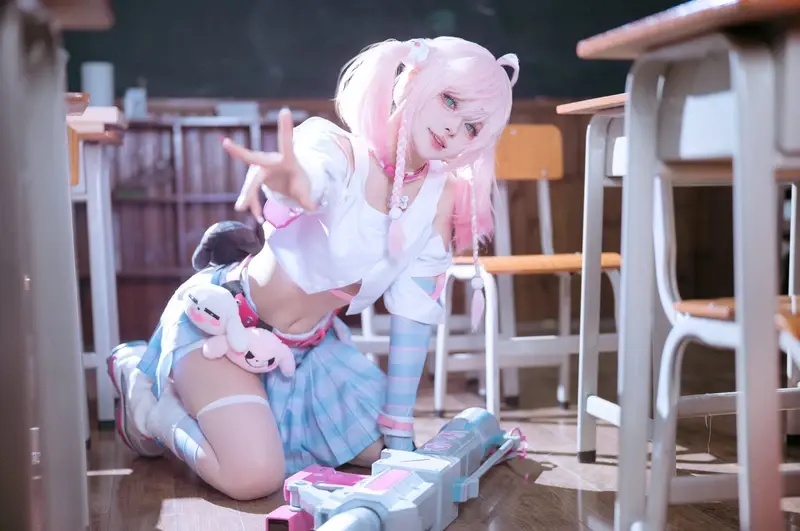 Em cosplay mèo hồng dâm khoe lồn cầm súng Em cosplay mèo hồng dâm khoe lồn cầm súng