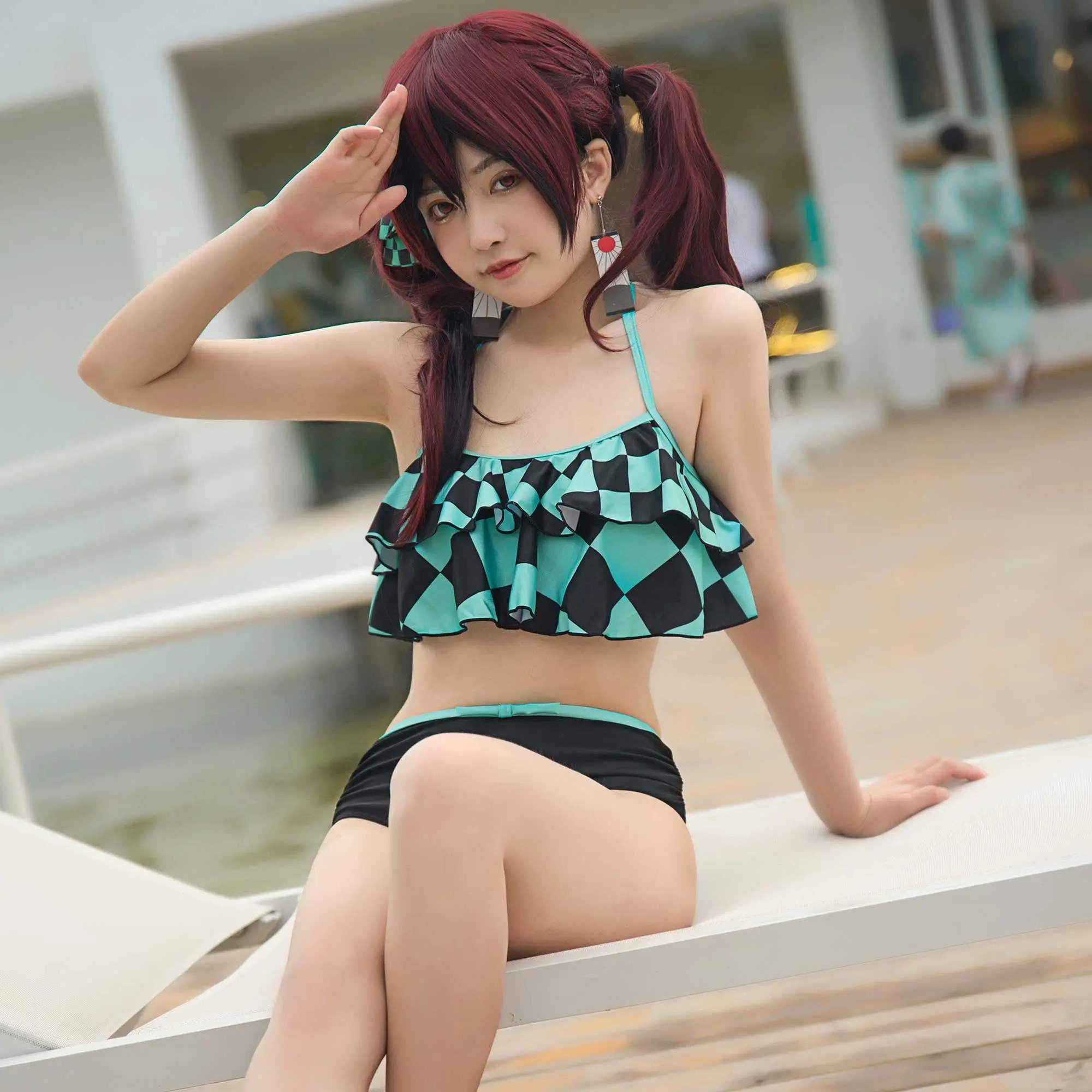 Gái anime nezuko mặc bikini xanh đen vẫy tay bên hồ bơi Gái anime nezuko mặc bikini xanh đen vẫy tay bên hồ bơi