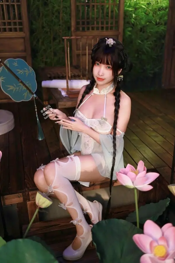 Gái cosplay cổ trang vú to lồn hồng Gái cosplay cổ trang vú to lồn hồng