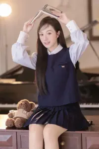 Gái tiktok xinh tươi tạo dáng cùng gấu bông ảnh học sinh đáng yêu
