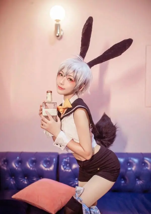 Gái xinh cos bunny cầm rượu mời đụ Gái xinh cos bunny cầm rượu mời đụ