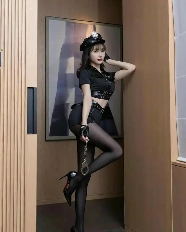 Gái xinh cosplay cảnh sát cầm còng lồn nứng Gái xinh cosplay cảnh sát cầm còng lồn nứng