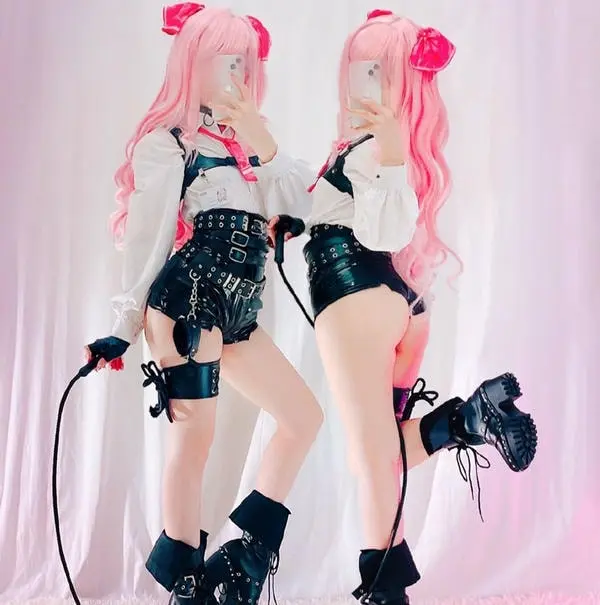 Gái xinh cosplay dâm quất roi lộ mông Gái xinh cosplay dâm quất roi lộ mông