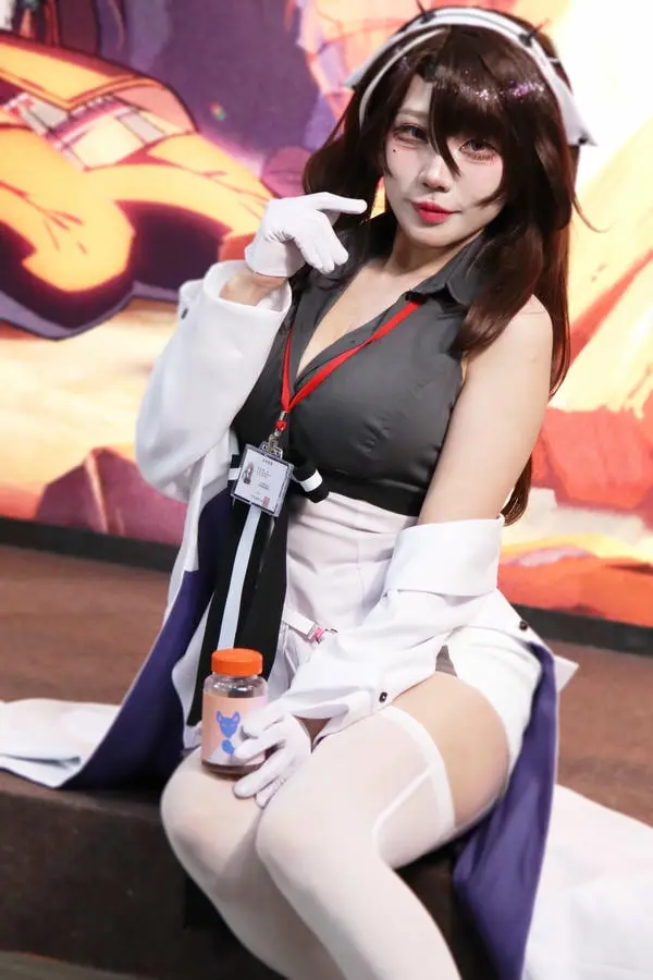 Gái xinh cosplay dạng chân lộ lồn trắng cầm thuốc Gái xinh cosplay dạng chân lộ lồn trắng cầm thuốc