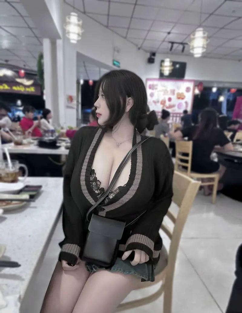 Gương mặt xinh đẹp của pi tiên trẻ trung giữa nhà hàng Gương mặt xinh đẹp của pi tiên trẻ trung giữa nhà hàng