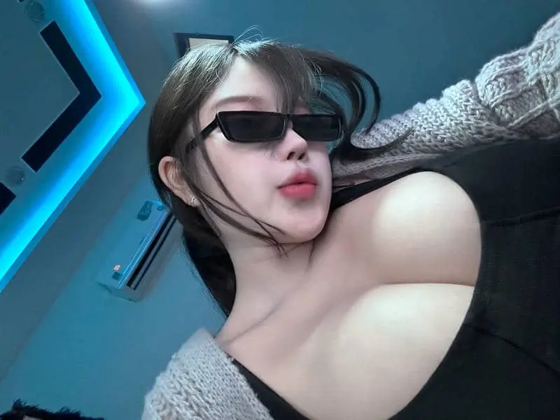 Gương mặt xinh đẹp của pi tiên với kính râm thời thượng Gương mặt xinh đẹp của pi tiên với kính râm thời thượng