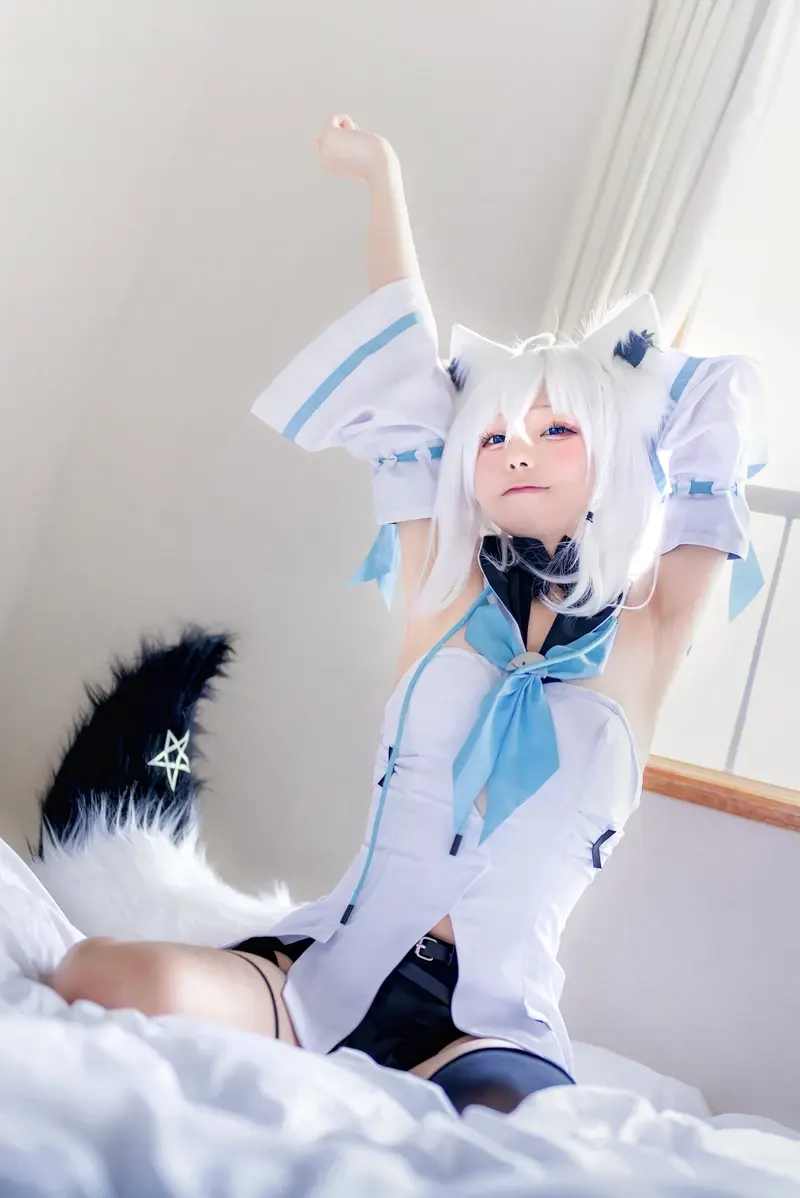 Mèo trắng cosplay dâm vẫy đuôi lộ lồn đen Mèo trắng cosplay dâm vẫy đuôi lộ lồn đen