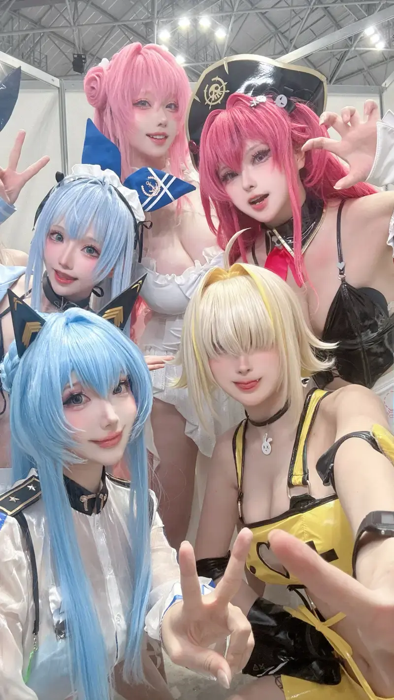 Năm em cosplay anime vú to lộ lồn dâm Năm em cosplay anime vú to lộ lồn dâm
