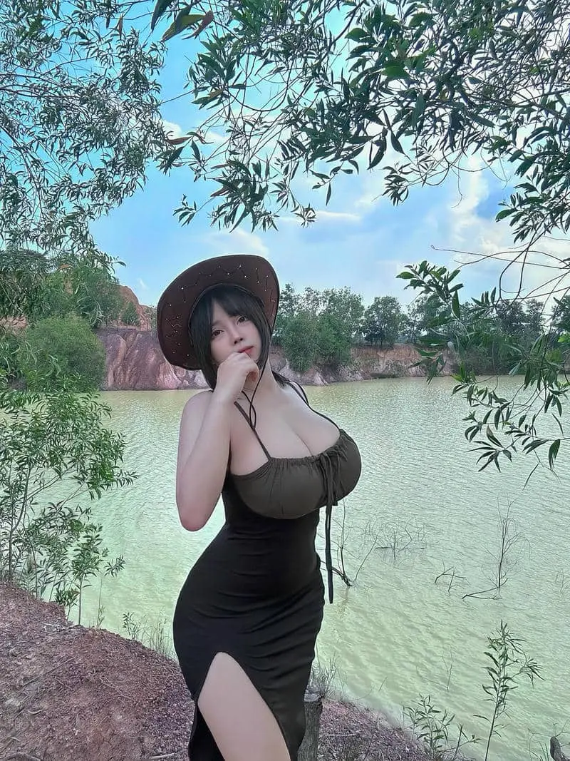 Nàng thơ diện váy đen bên hồ nước vẻ đẹp pi tiên quyến rũ Nàng thơ diện váy đen bên hồ nước vẻ đẹp pi tiên quyến rũ