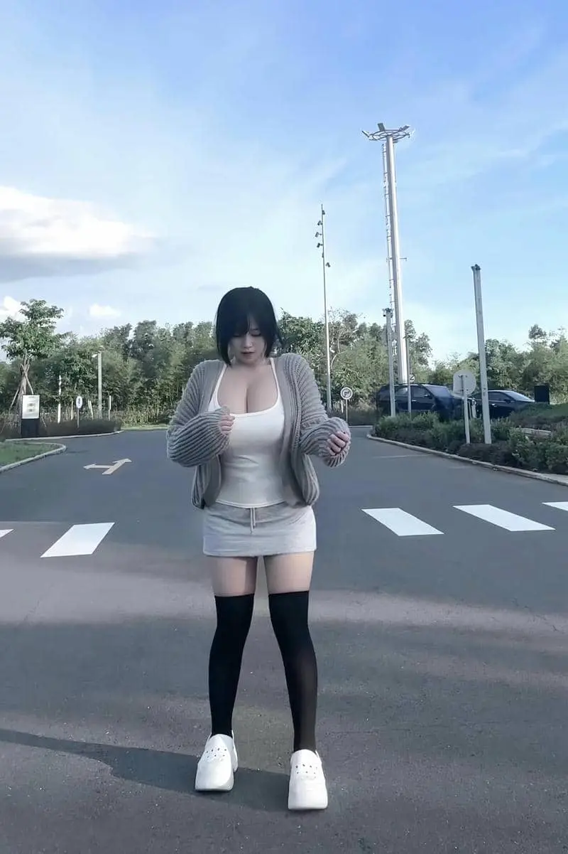 Nữ cosplayer pi tiên gợi cảm giữa đường phố vắng vẻ Nữ cosplayer pi tiên gợi cảm giữa đường phố vắng vẻ