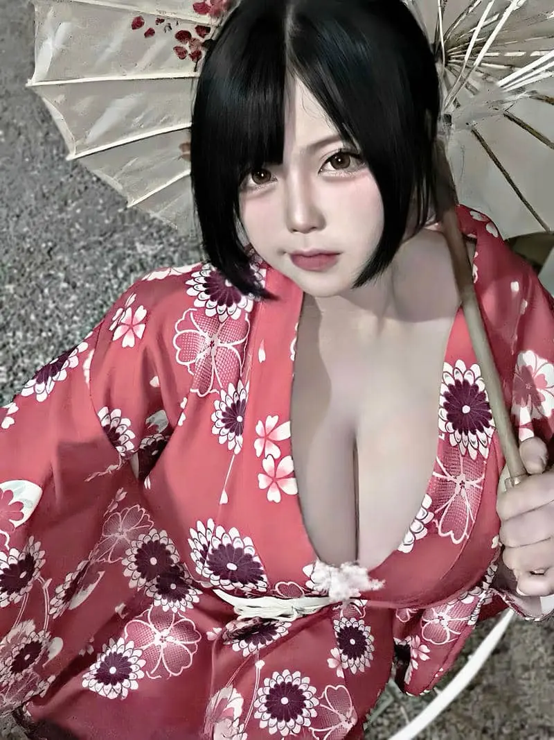 Nữ cosplayer pi tiên quyến rũ trong kimono họa tiết hoa Nữ cosplayer pi tiên quyến rũ trong kimono họa tiết hoa