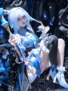 Nữ hoàng cosplay anime dâm ngồi ngai khoe lồn ướt