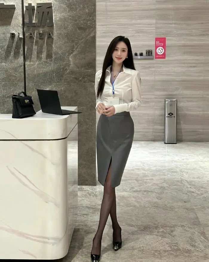 Nữ nhân viên quyến rũ cosplay thư kí gợi cảm trong văn phòng Nữ nhân viên quyến rũ cosplay thư kí gợi cảm trong văn phòng