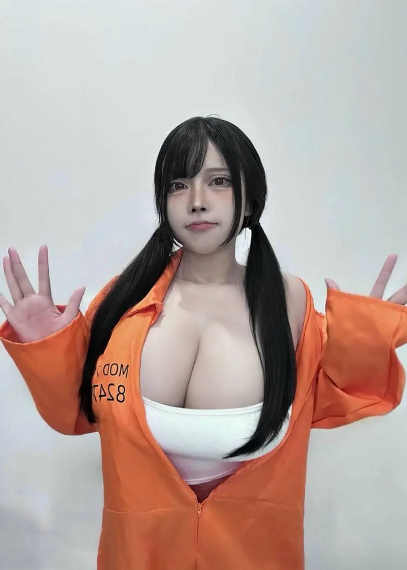 Pi tiên quyến rũ trong bộ jumpsuit cam phong cách giam giữ Pi tiên quyến rũ trong bộ jumpsuit cam phong cách giam giữ