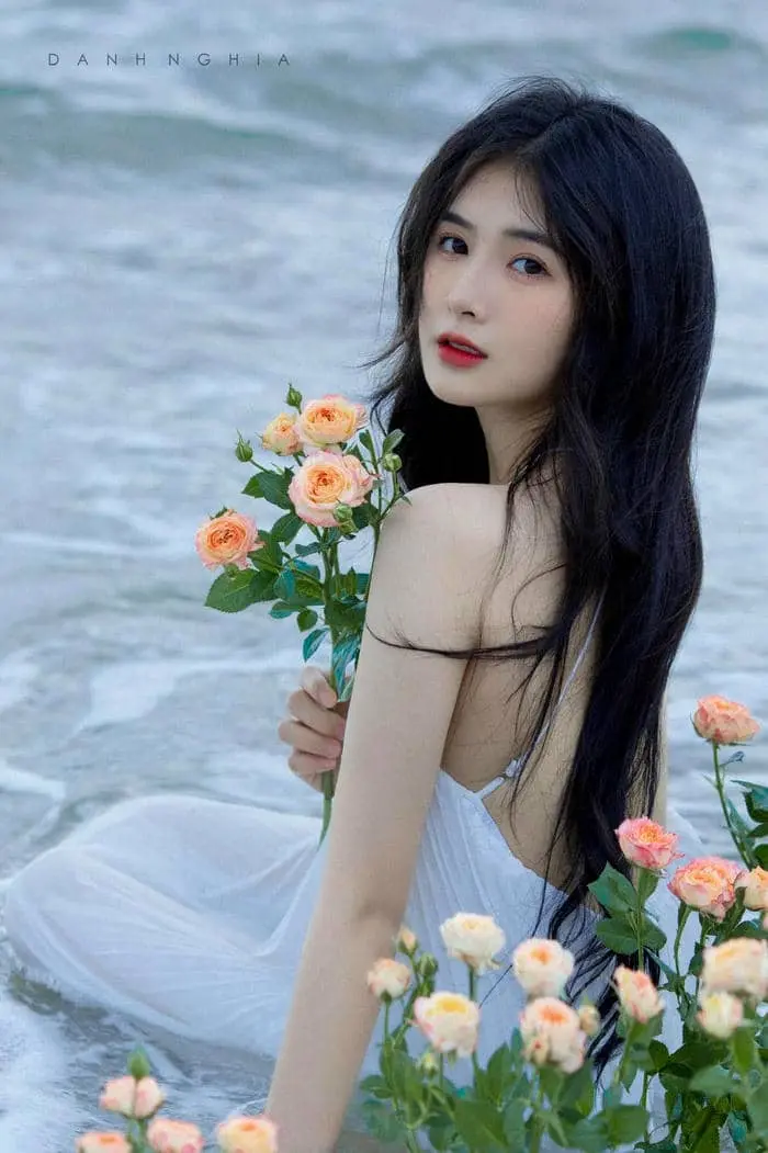 Quỳnh alee diện bikini gợi cảm vẻ đẹp dịu dàng giữa biển hoa Quỳnh alee diện bikini gợi cảm vẻ đẹp dịu dàng giữa biển hoa