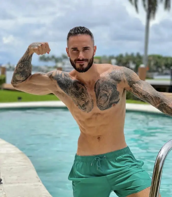 Trai đẹp cơ bắp hình xăm nghệ thuật khoe dáng bên hồ bơi Trai đẹp cơ bắp hình xăm nghệ thuật khoe dáng bên hồ bơi